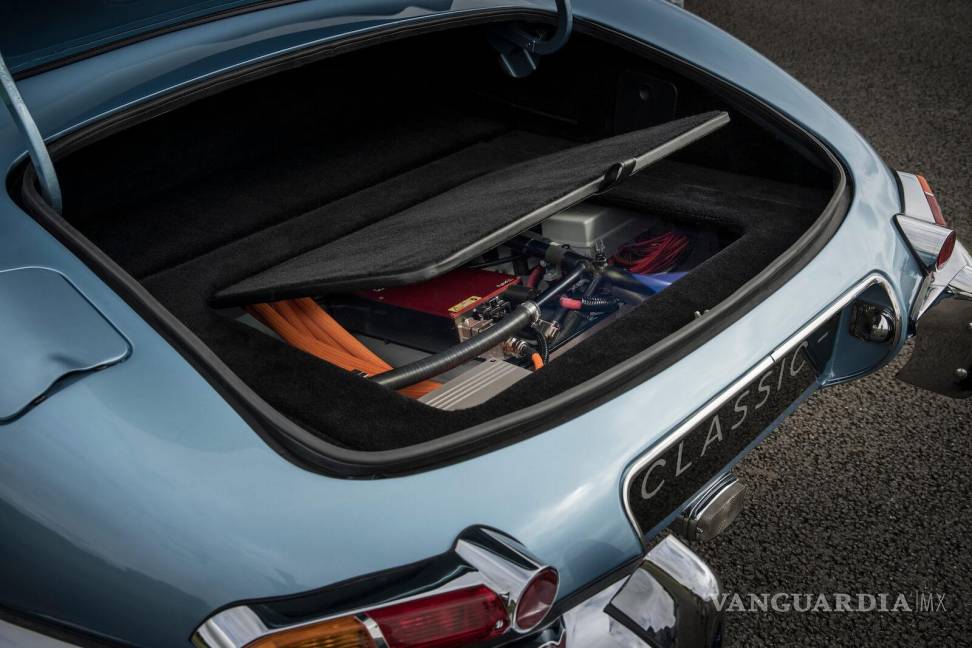 $!En su boda, el príncipe Harry y Meghan Markle usaron un Jaguar E-Type Roadster eléctrico