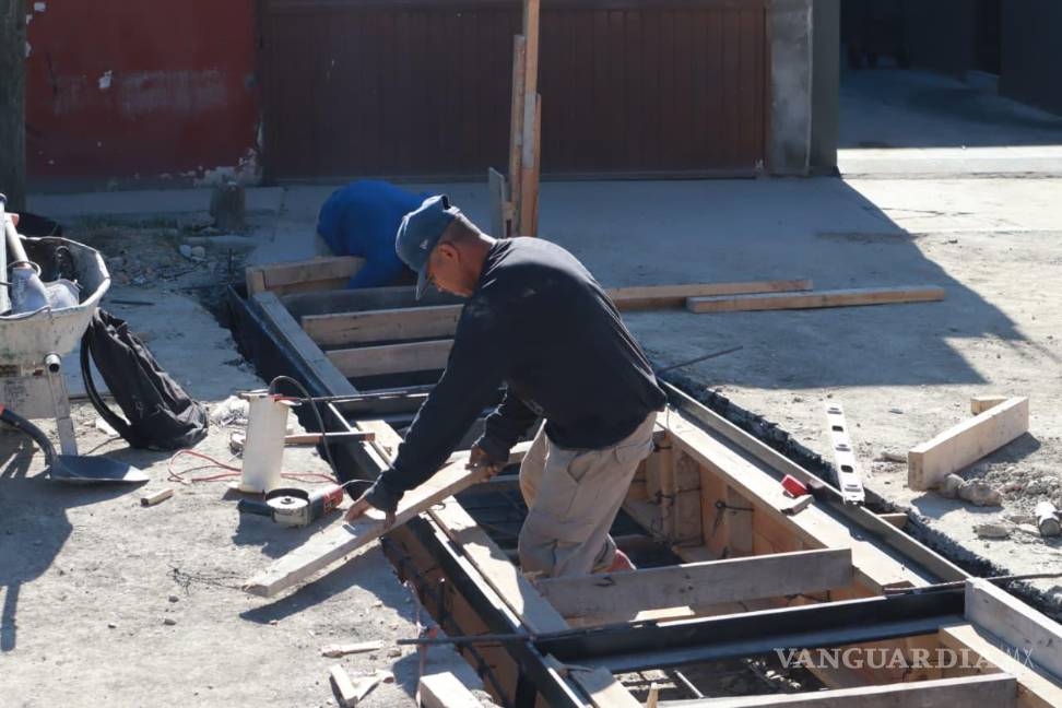 $!Brigadas del programa “Aquí Andamos” limpiaron el canal pluvial del fraccionamiento La Herradura, retirando basura, tierra y maleza.