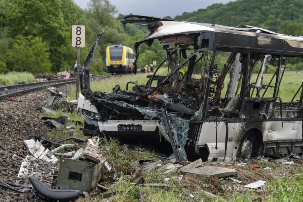 $!Varias personas resultaron heridas cuando un autobús chocó con un tren en un cruce ferroviario en el sur de Alemania.