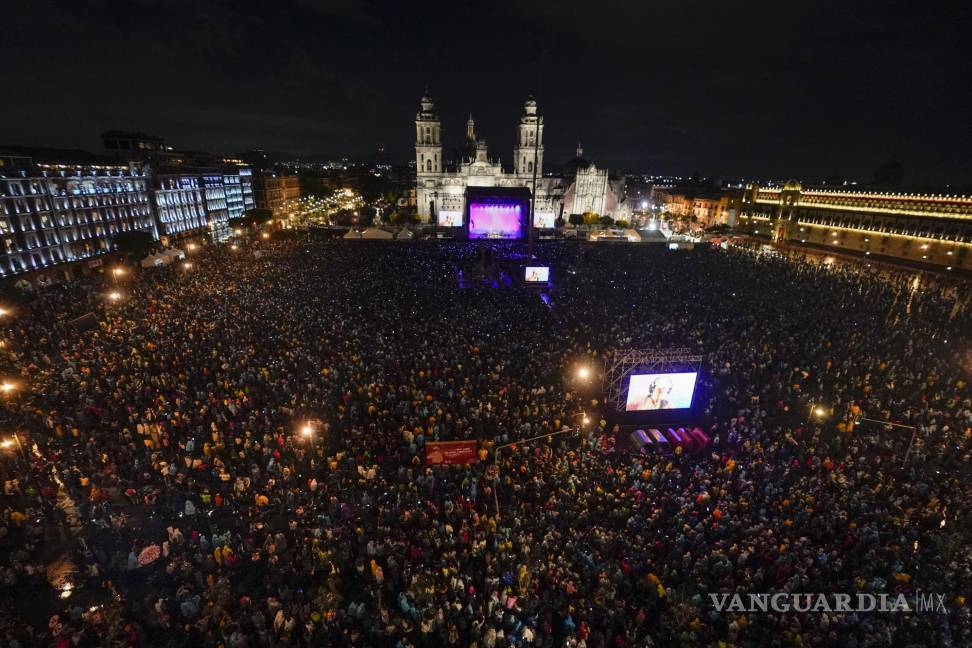 $!El público en el concierto gratuito del cantautor cubano Silvio Rodríguez en el Zócalo de la Ciudad de México.