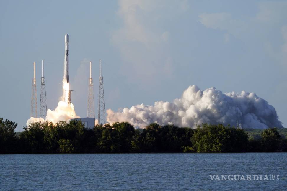 $!Un cohete Falcon 9 de SpaceX con una sonda lunar surcoreana despega desde el complejo de lanzamiento en Cabo Cañaveral, Florida.