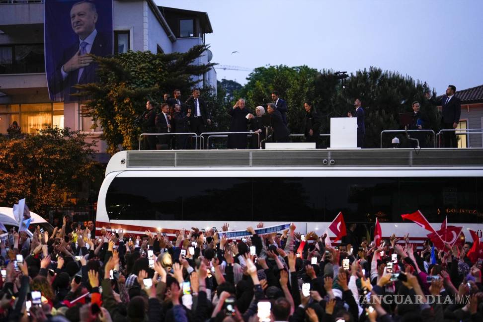 $!Decenas de simpatizantes celebraron la victoria de Erdogan, afuera de la residencia del mandatario.