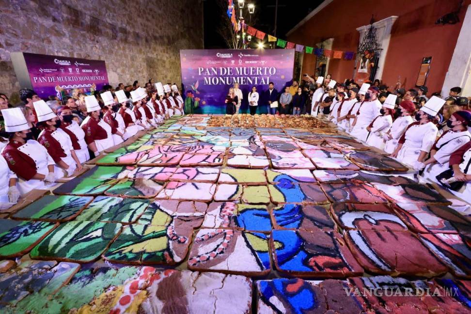 $!La emblemática ofrenda del Pan de Muerto Monumental en el Centro Histórico unió a las familias .