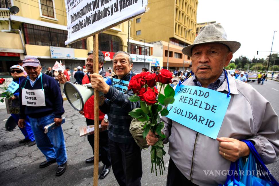 $!Honran a víctimas del sismo en marcha por Día del Trabajo en Ecuador