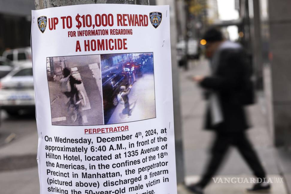 $!Un cartel de “Se busca” colocado por el departamento de policía dede Nueva York afuera del hotel Hilton, cerca de la escena donde Brian Thompson, fue asesinado.