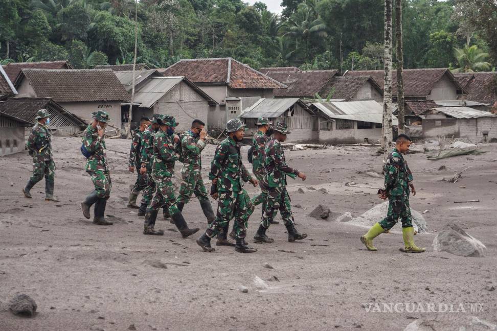 $!Personal militar busca víctimas en una aldea cubierta por cenizas volcánicas de la erupción del monte Semeru en Lumajang, Java Oriental, Indonesia. EFE/EPA/AMMAR