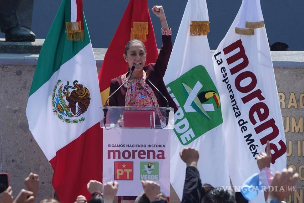 $!Claudia Sheinbaum, candidata a la presidencia por Morena, da un discurso después de recibir su constancia en las instalaciones del IINE.