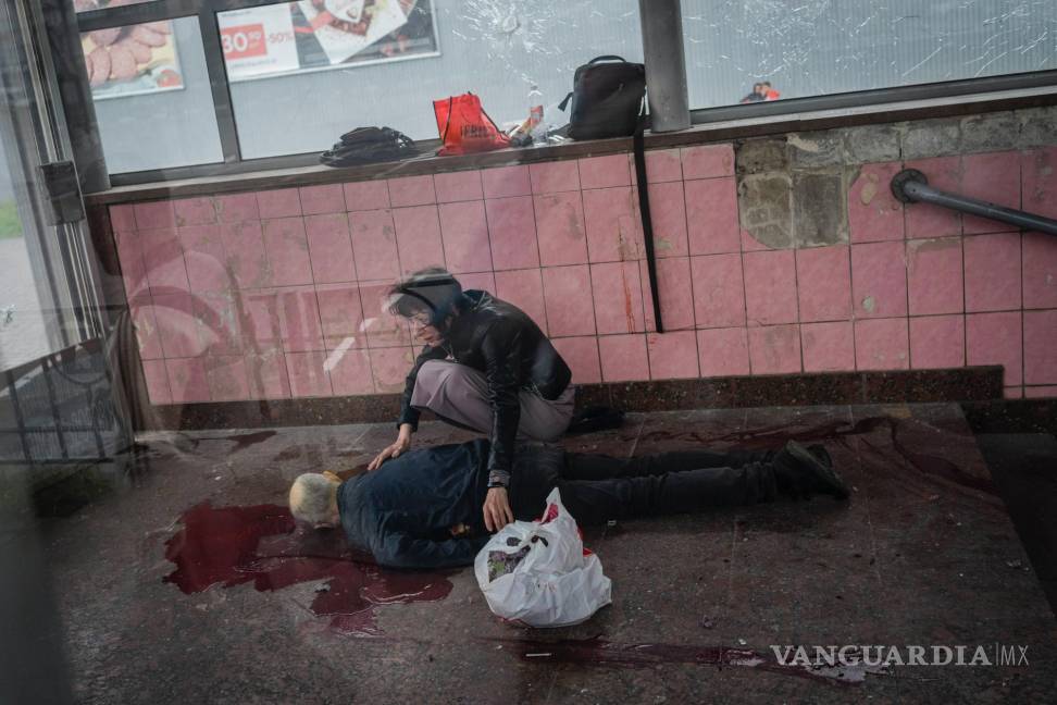 $!Elena se arrodilla junto al cuerpo de su marido muerto, Alexey, fallecido durante un ataque en el metro en Járkiv, en el este de Ucrania, el jueves 26 de mayo de 2022.