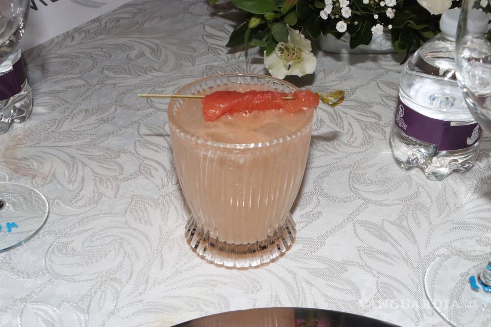 $!Los asistentes pudieron degustar de una paloma, pero esta vez elaborada con sotol coahuilense en lugar de tequila, cortesía de la productora Saltillense Casa Sotol.