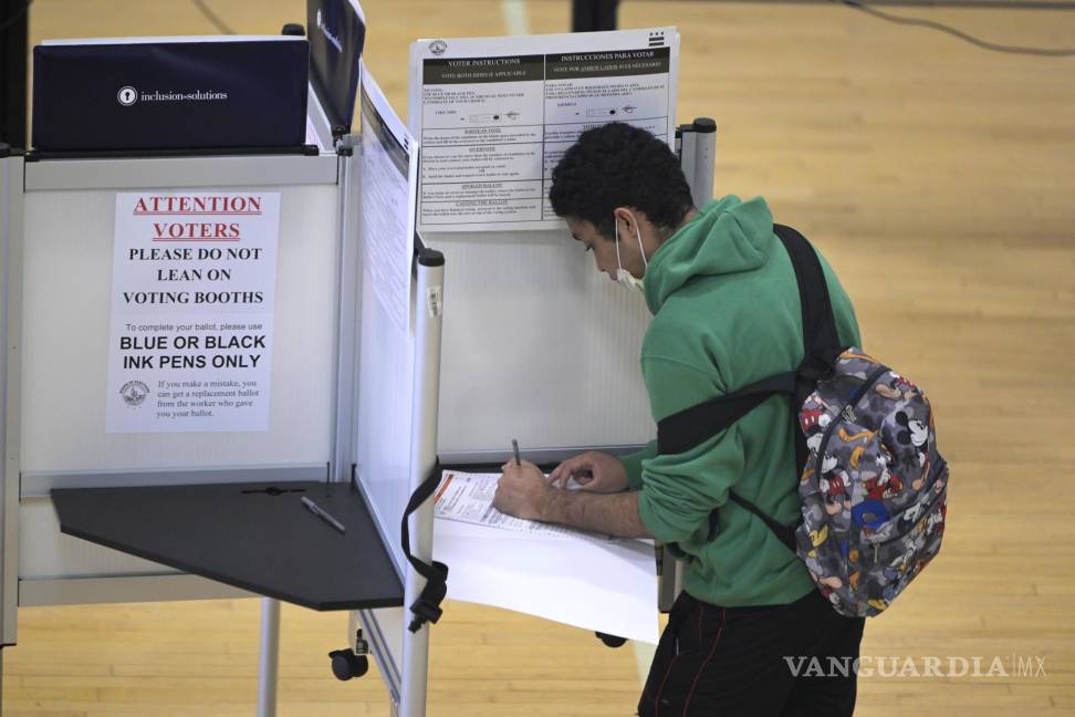 $!Personas votan anticipadamente en el Centro Comunitario Columbia Heights en Wahington.