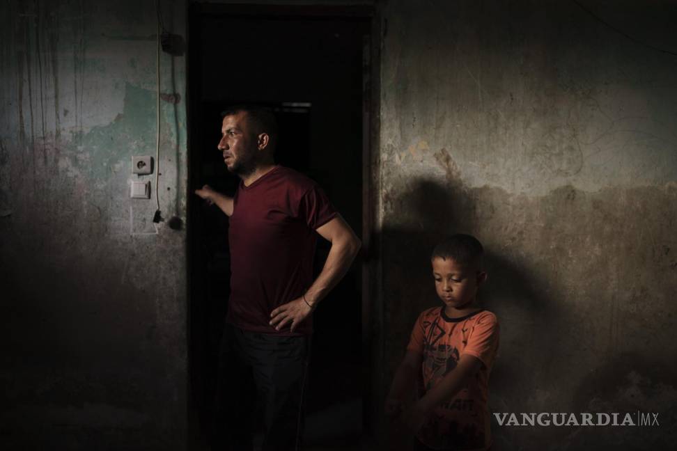 $!Jalal Nassir, de pie junto a su hijo en su casa, dañada en la reciente guerra de 11 días entre Israel y Hamas, el grupo que controla Gaza, en Beit Hanoun, en el norte de la Franja de Gaza, el sábado 12 de junio de 2021. AP/Felipe Dana