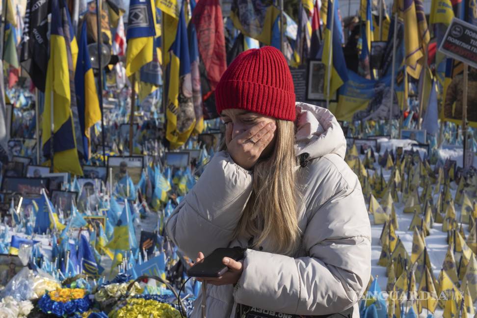 $!Una mujer llora en el monumento a los soldados ucranianos caídos en la Plaza de la Independencia en Kiev, Ucrania, el lunes 24 de febrero de 2025