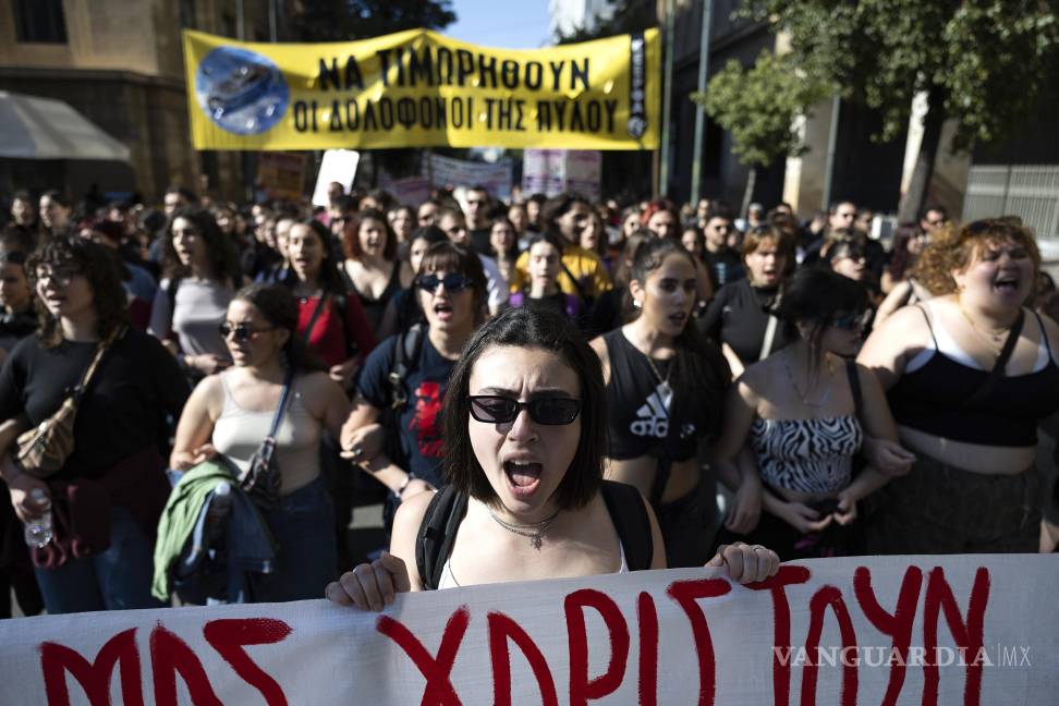 $!Manifestantes gritan consignas durante una manifestación conmemorativa del Día Internacional de la Mujer, en Atenas, Grecia.