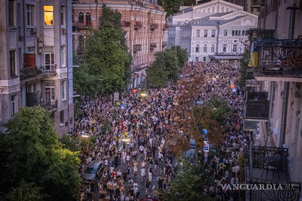 $!Miles de personas se reunieron en la capital y otras ciudades de Ucrania para instar a Zelenski a vetar un controvertido proyecto de ley.
