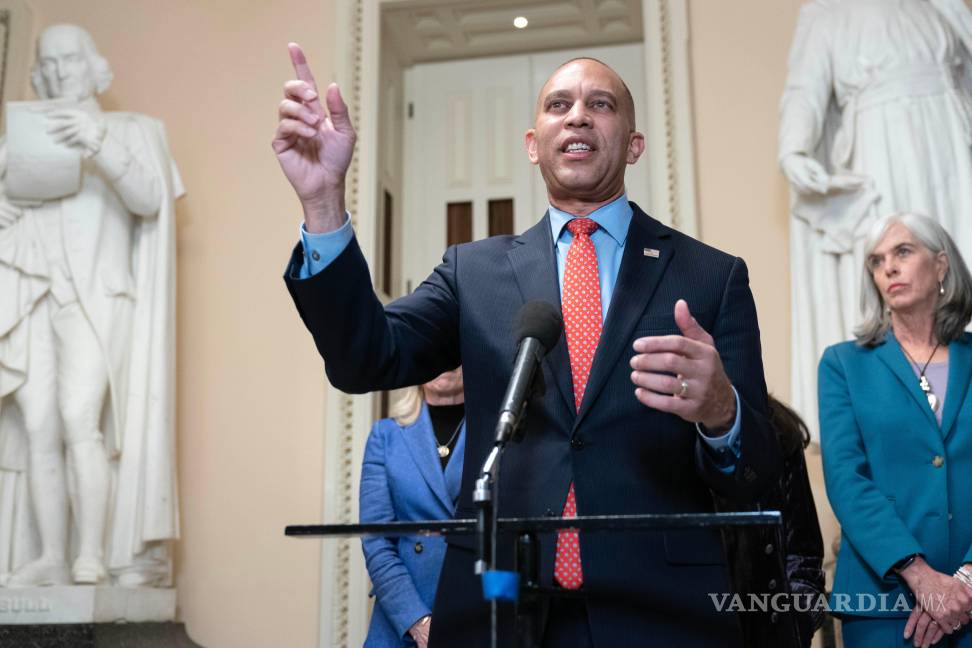 $!El líder de la minoría demócrata en la Cámara de Representantes, Hakeem Jeffries habla con los periodistas un día antes de la votación para reabrir el gobierno.