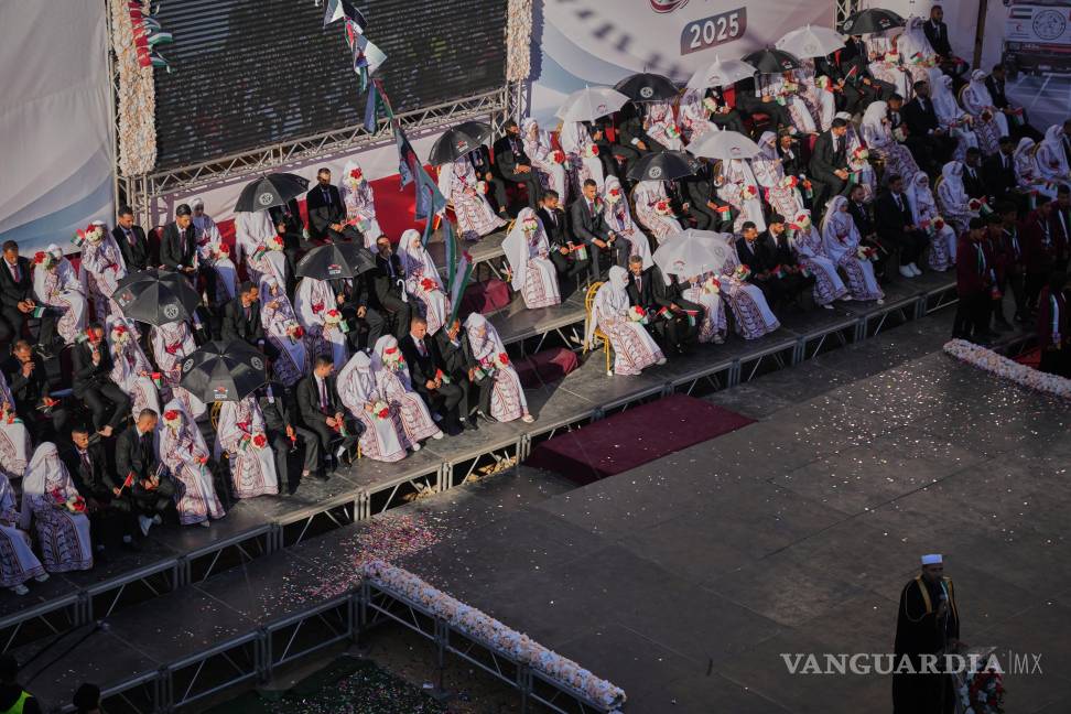 $!Parejas palestinas participan en una ceremonia nupcial multitudinaria en la ciudad de Hamad, en Khan Younis, Franja de Gaza.