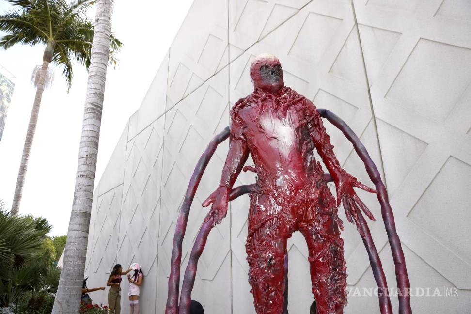 $!Una estatua de Vecna de Stranger Thingsse encuentra afuera del centro de convenciones de San Diego.