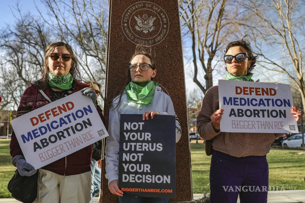 $!Tres miembros del grupo Marcha de Mujeres protestan en apoyo del acceso a medicamentos para el aborto frente al Tribunal Federal en Amarillo, Texas.