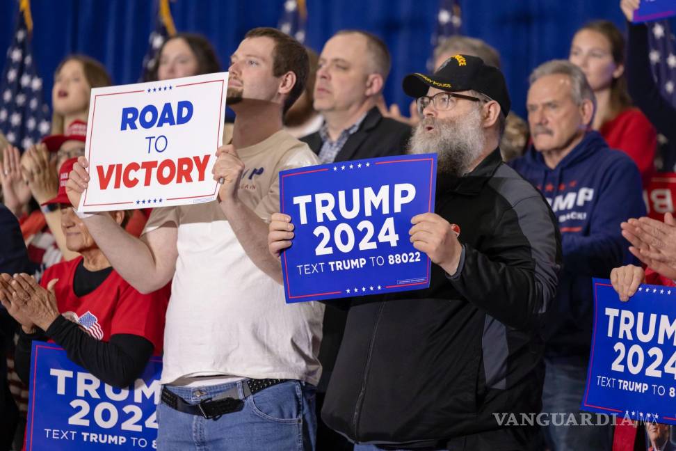 $!Sus partidarios sostienen carteles mientras el candidato presidencial republicano, el expresidente Donald Trump, habla en un mitin en Green Bay, Wisconsin.