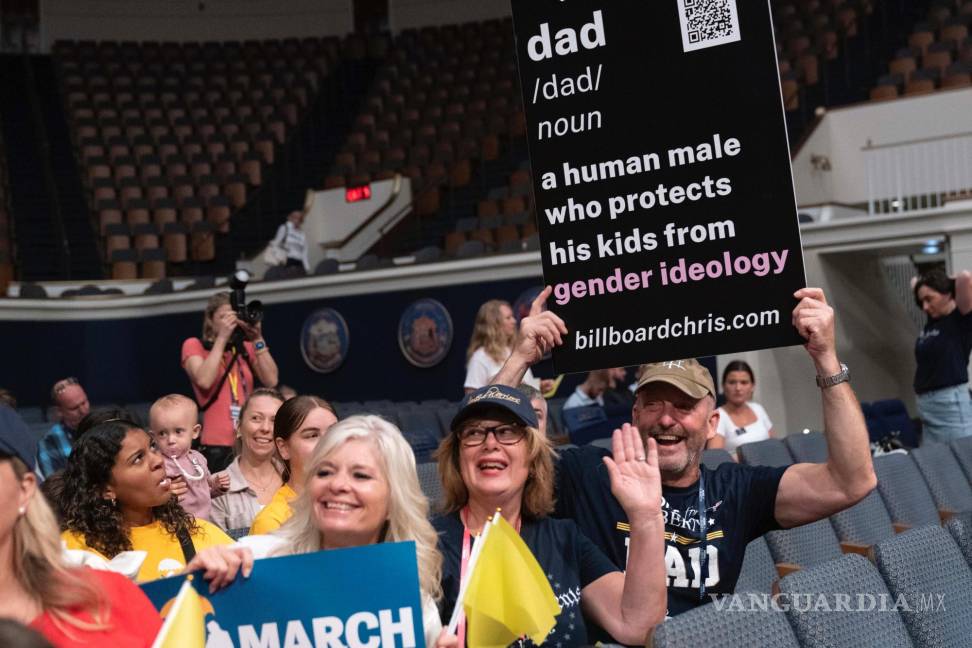 $!Los participantes sostienen sus carteles en la Cumbre Nacional de Madres por la Libertad en Washington.