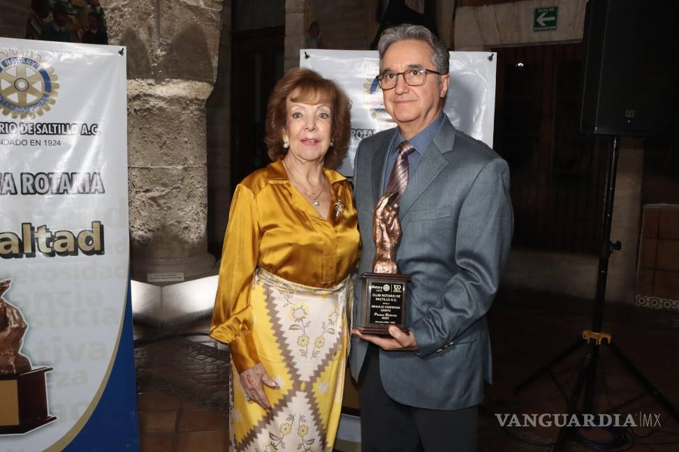 $!La señora Lily Amparo Cantú de Cárdenas recibió la distinción a nombre de su esposo, Braulio Cárdenas, exgobernador del distrito rotario.