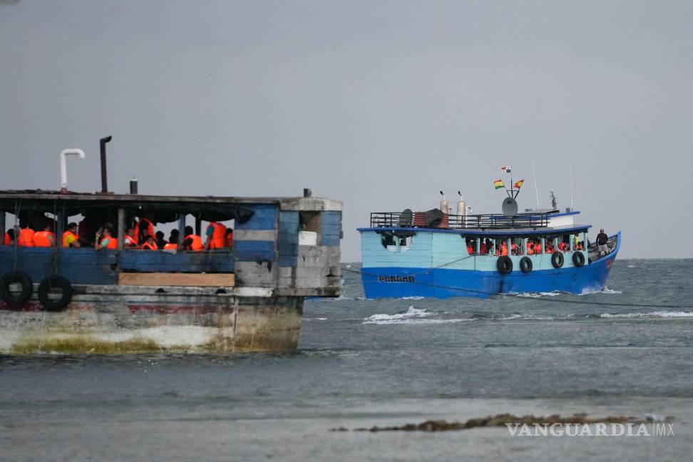 $!Un barco con migrantes a bordo parte de Miramar, Panamá, hacia la frontera con Colombia.