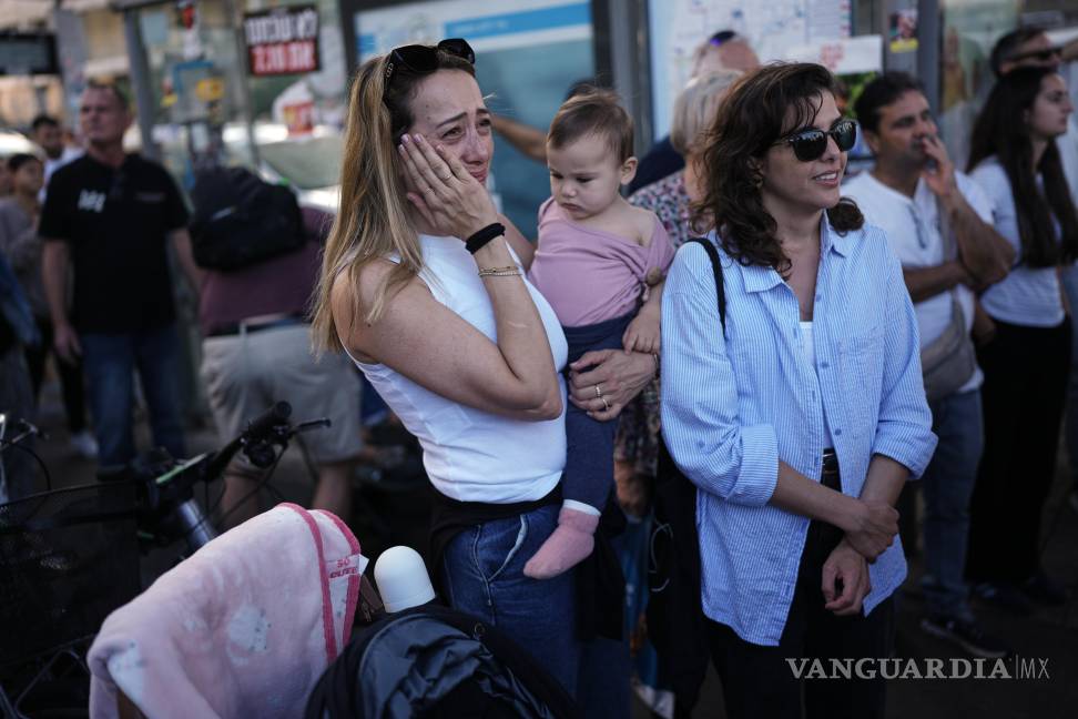 $!Una mujer reacciona mientras se reúne para ver una emisión en vivo de la liberación de rehenes israelíes desde Gaza en Tel Aviv, Israel.