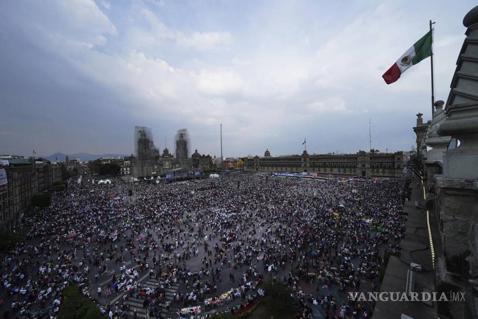 $!La gente se reúne en la plaza principal de la capital, el Zócalo, mientras escucha al presidente mexicano Andrés Manuel López Obrador en la Ciudad de México.