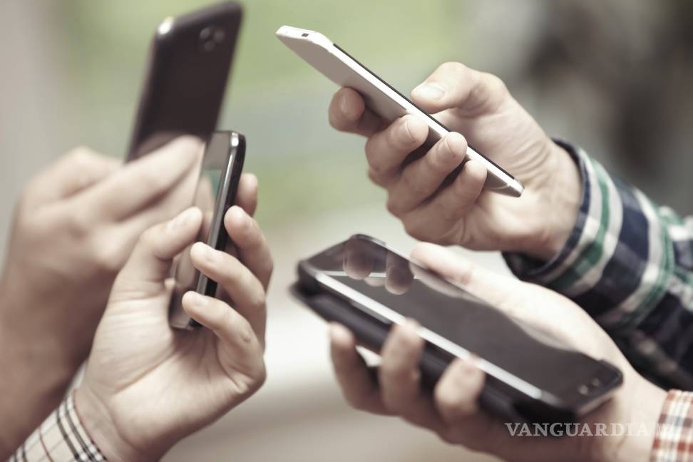 $!Francia prohibirá a estudiantes uso de celulares en escuelas