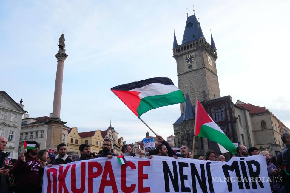$!Los manifestantes asisten a una manifestación de apoyo al pueblo palestino en Praga, República Checa.