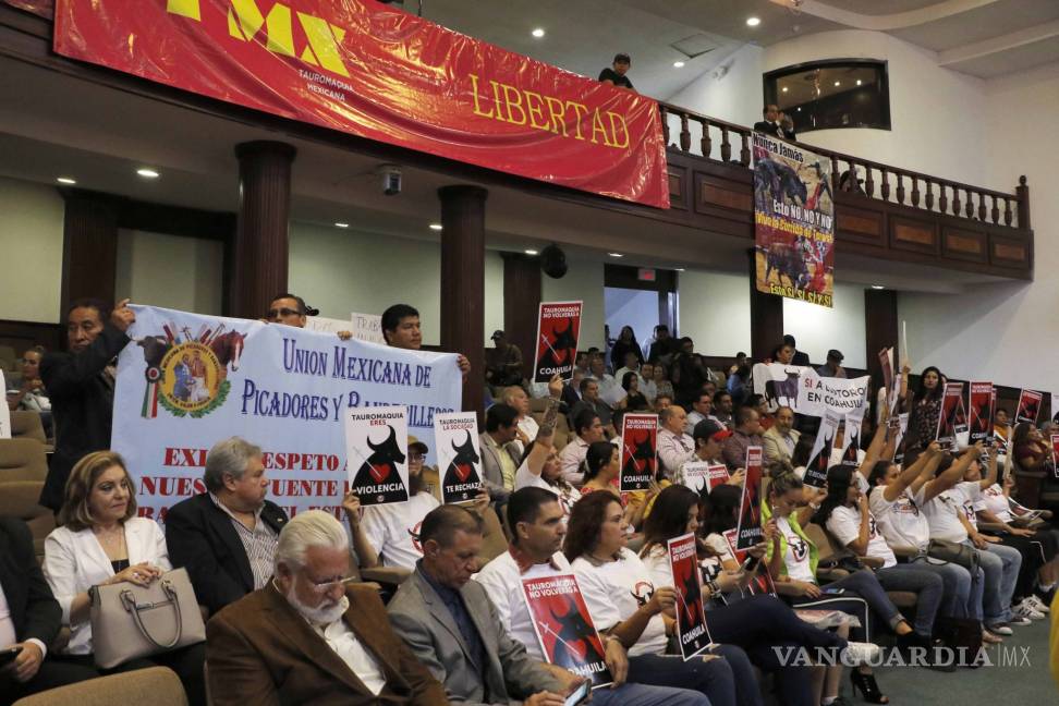 $!Se manifiestan contra la tauromaquia en el Congreso de Coahuila; hay opiniones encontradas
