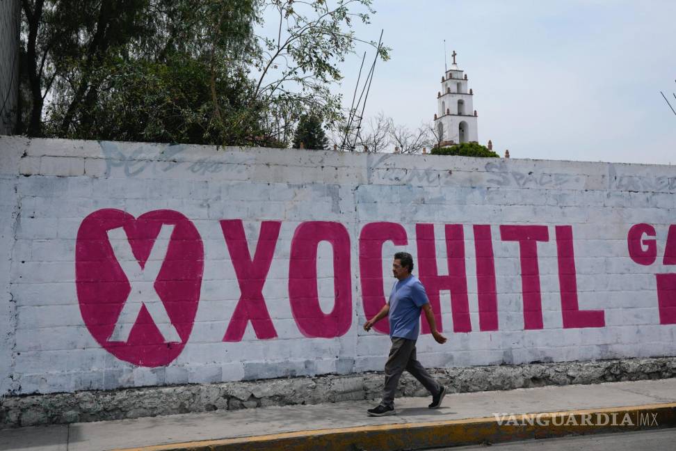 $!Un peatón pasa por delante de un mural de campaña a favor de la candidata presidencial Xóchitl Gálvez, en su ciudad natal, en Tepatepec, México.