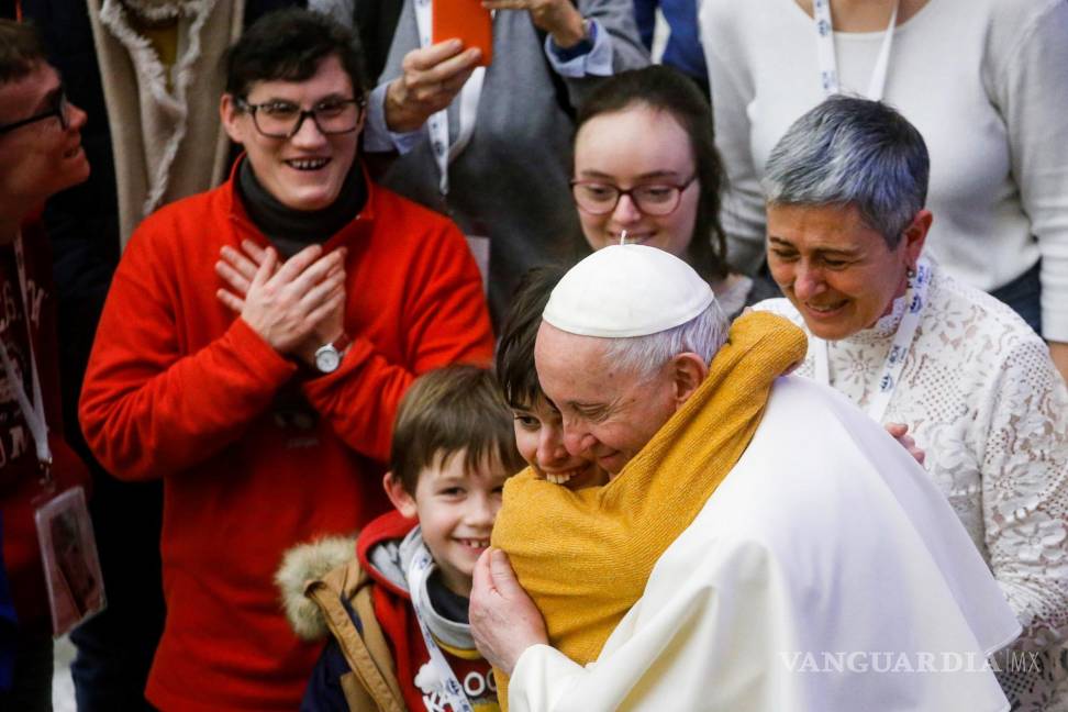 $!Fieles vea al Papa Francisco (d) siendo abrazado por un niño durante su audiencia general semanal. EFE/EPA/Fabio Frustaci