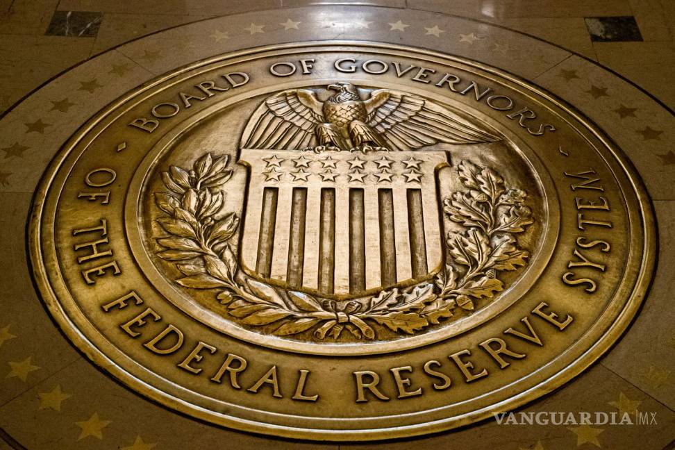 $!El sello de la Junta de Gobernadores de los Sistemas de la Reserva Federal luce en el piso del edificio Marriner S. Eccles de la Junta de la FED en Washington.