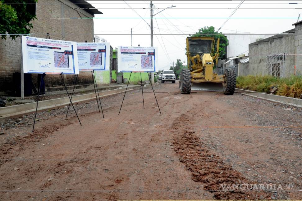 $!Alcalde de Torreón supervisa obras de pavimentación del ejido La Unión