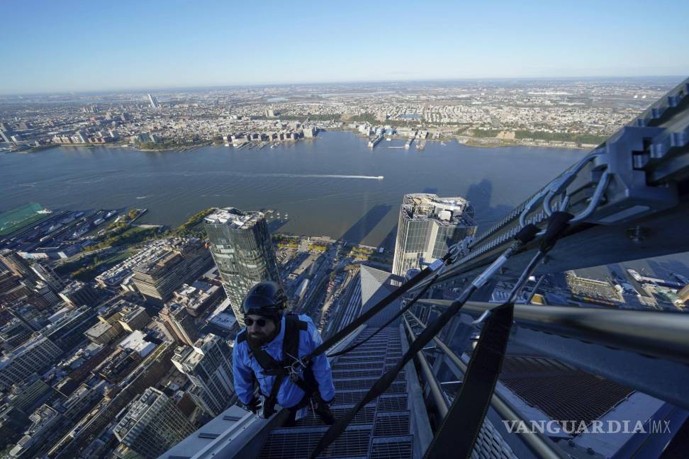 $!Enzo Gentile, parte del personal de mantenimiento, sube por una escalera de la parte exterior del rascacielos en 30 Hudson Yards en Nueva York. AP/Seth Wenig
