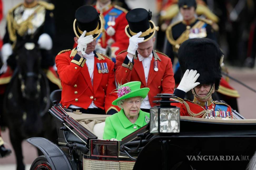 $!Londres vitorea a la reina de Inglaterra