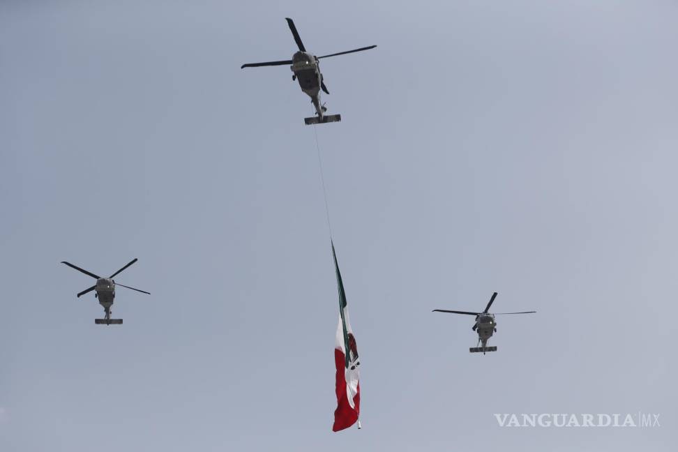 $!Helicópteros de las Fuerzas Armadas de México sobrevuelan con la bandera mexicana en el desfile previo al Gran Premio de Fórmula Uno de Ciudad de México.
