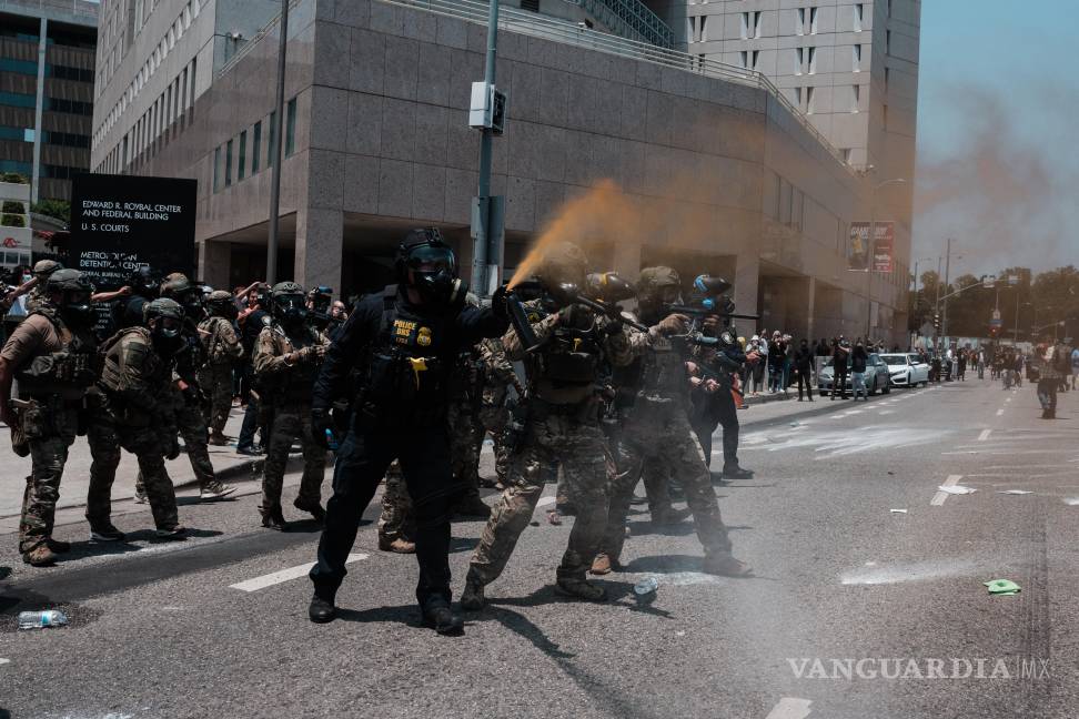 $!Miembros de la Guardia Nacional a lanzan gas lacrimógeno contra manifestantes en Los Ángeles.
