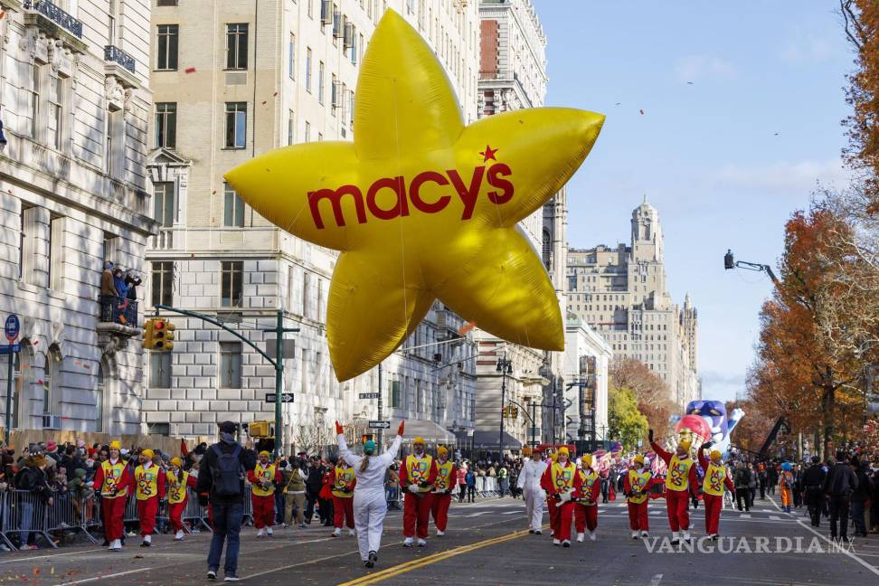 $!El globo con la estrella dorada de Macy’s desciende por Central Park West, durante el desfile del Día de Acción de Gracias de Macy’s en Nueva York.
