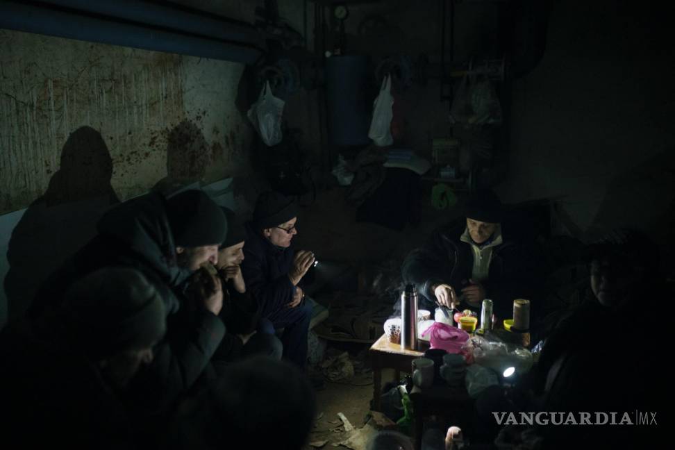 $!Residentes preparan té en un sótano empleado como refugio antiaéreo en Irpin, a las afueras de Kiev, Ucrania, el 13 de marzo de 2022.