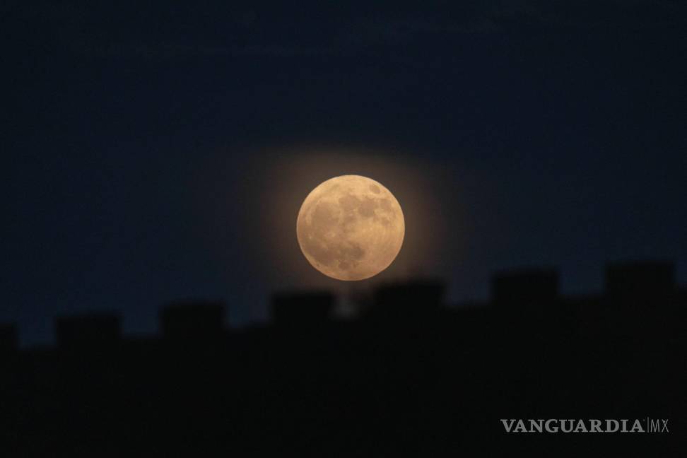$!Una superluna se eleva sobre los muros de la Ciudad Prohibida en Beijing, China.