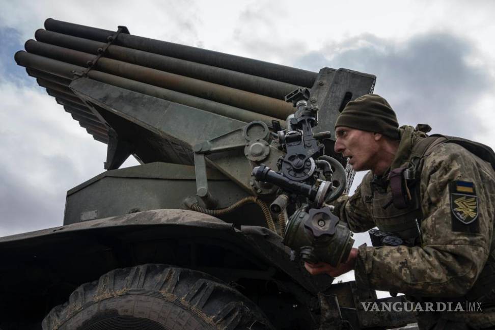 $!Un paracaidista de la 95ta Brigada de Asalto de las fuerzas aéreas de Ucrania apunta para disparar un Grad MSLR BM-21 hacia posiciones rusas.