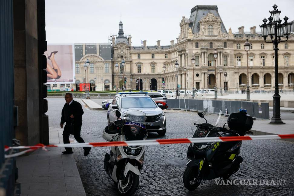 $!Vehículos de la policía mientras agentes vigilan afuera del Museo del Louvre durante una evacuación luego de que recibieron una amenaza de bomba.
