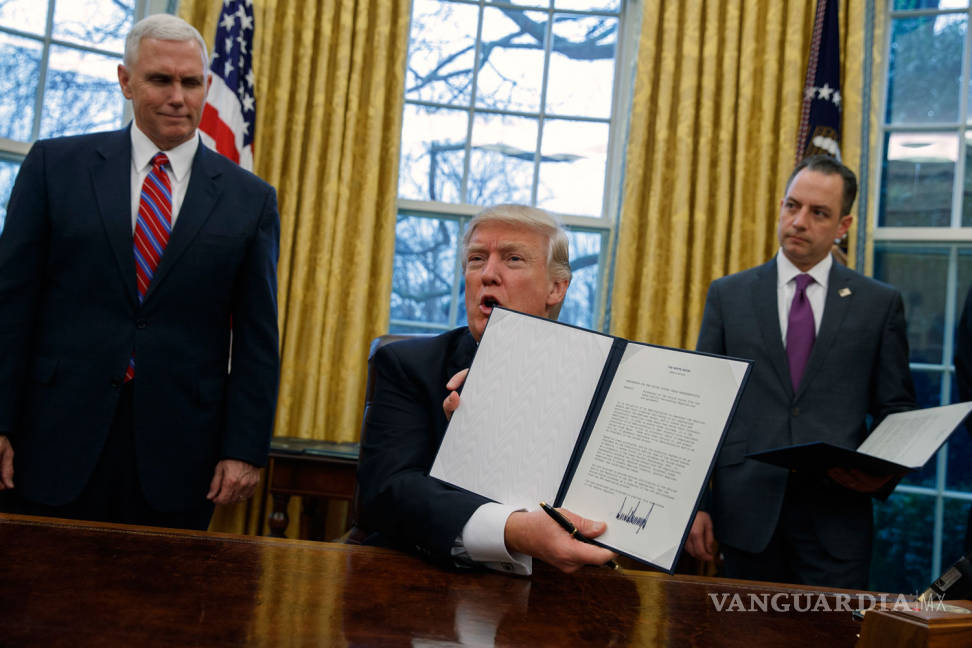 $!Trump firma orden ejecutiva para sacar a EU del acuerdo comercial Transpacífico