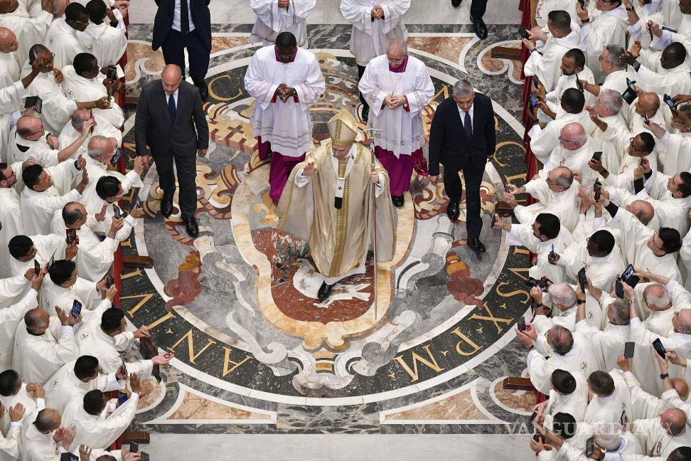 $!El Papa León XIV dirige una misa con ordenaciones sacerdotales dentro de la Basílica de San Pedro en el Vaticano.