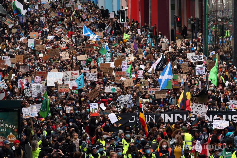 $!Miles de activistas y manifestantes asisten a la marcha Fridays for Future para exigir acciones de los líderes mundiales para combatir la crisis del cambio climático al margen de la Conferencia de las Naciones Unidas sobre el Cambio Climático COP26 en Glasgow, Escocia. EFE/EPA/Robert Perry