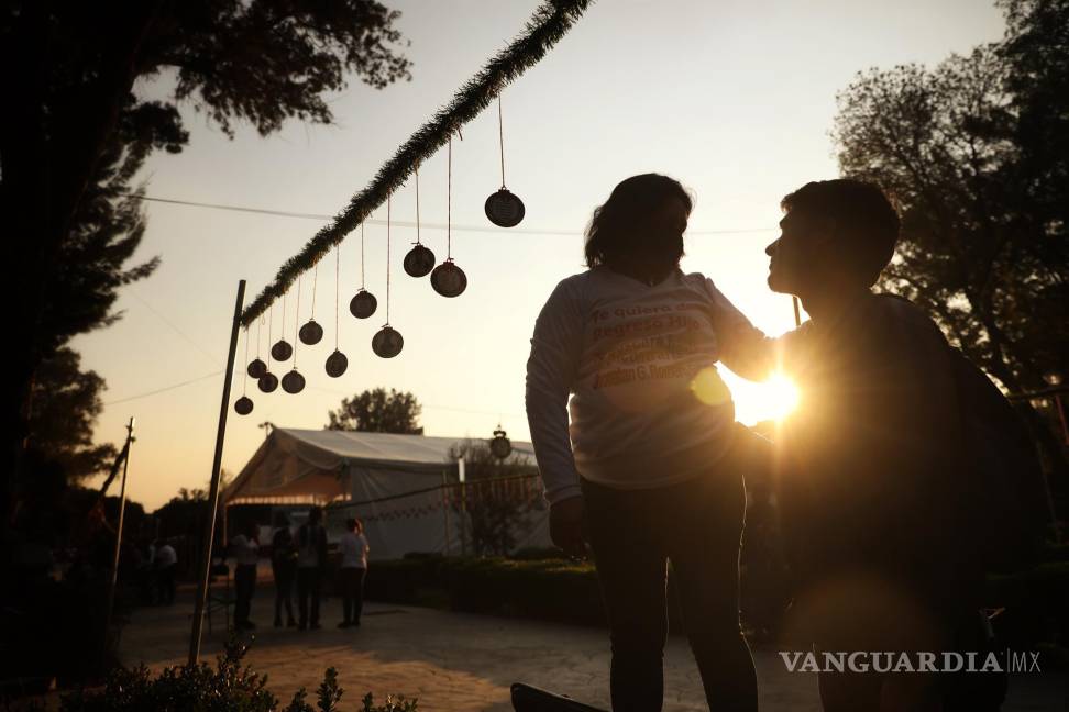 $!Familiares de personas no localizadas colocan esferas con la imagen de sus desaparecidos en Jardín de la Memoria. EFE/Sáshenka Gutiérrez