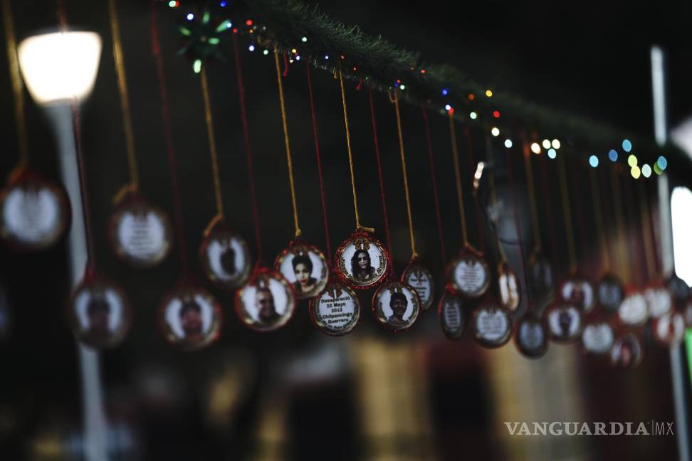 $!Esferas navideñas con imágenes de personas desaparecidas cuelgan en el Jardín Memorial. AP/Marco Ugarte