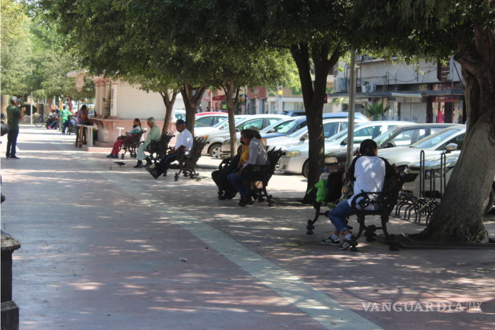 $!En Torreón ya salen a las calles: ‘Nuestro escape es venir un rato aquí a la plaza’